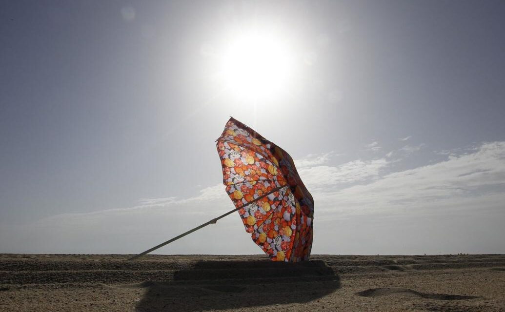 Warner, Kaine call for rules on flyaway beach umbrellas